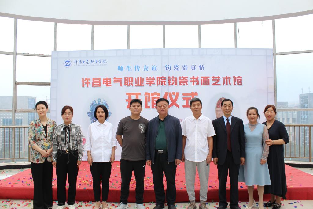 07.学院院长杨德岭(中)、副院长商淑敏(左三)、图书馆馆长张健君、宣传部副部长王德真与93陶瓷班师生合影留念